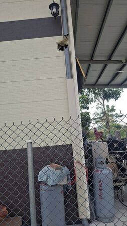 ▲陸軍砲彈出軌穿越3民宅。(圖/民眾提供)