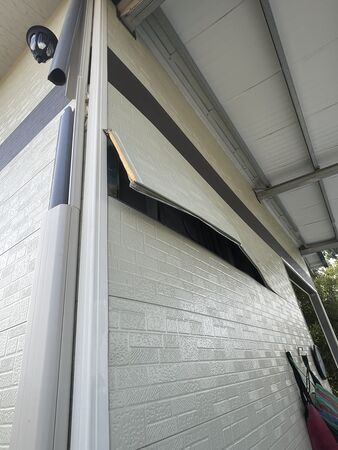 ▲陸軍砲彈出軌穿越3民宅。(圖/民眾提供)