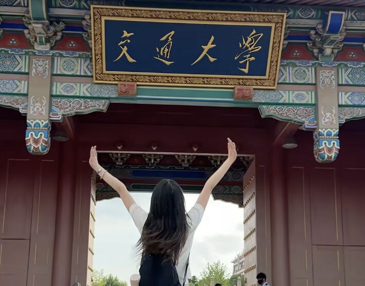 ▲萱萱12歲投入網路直播,9年後翻轉外界對網紅=學渣的印象,保研進入北大。(圖/翻攝抖音)