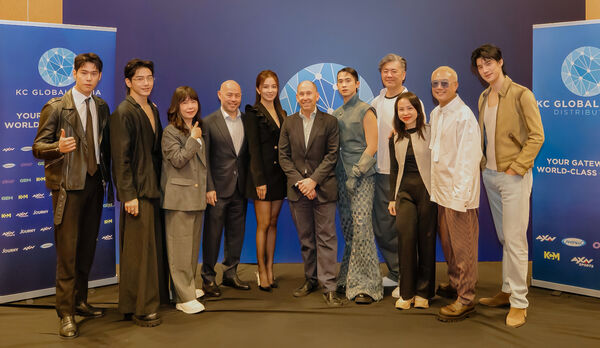 ▲(左起)演員周予天、張立昻、監製張正芬、AXN總裁暨執行長George Chien、 演員周曉涵、董事長Andy Kaplan、石知田、導演郝心翔、內容行銷暨銷售副總裁Bonnie Wiryani、監製辛誌諭、演員羅宏正。(圖/KC GLOBAL MEDIA ASIA提供)