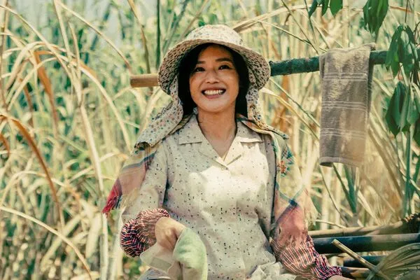 ▲《尋她》舒淇(右)為了真實詮釋角色,不僅素顏入戲、深入農村生活。(圖/采昌提供)