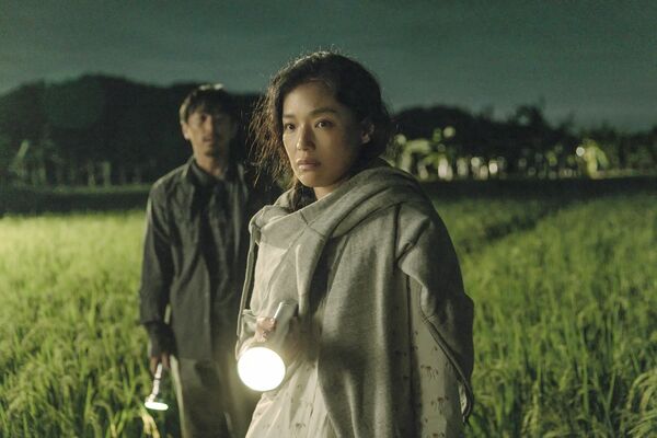 ▲《尋她》舒淇(右)為了真實詮釋角色,不僅素顏入戲、深入農村生活。(圖/采昌提供)