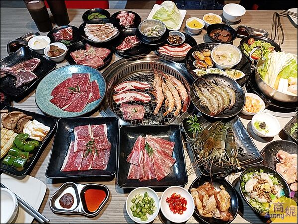 ▲▼台中燒肉吃到飽869起!「羊角炭火燒肉」爽嗑日本A5和牛、牛舌、泰國活蝦、生啤等百種食材無限續。(圖/部落客商妮提供)