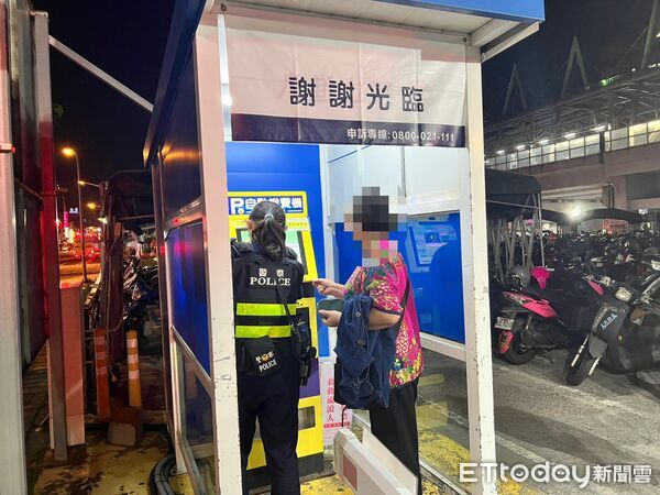 ▲屏東警分局員幫簡婦找到機車。(圖/記者陳崑福翻攝)