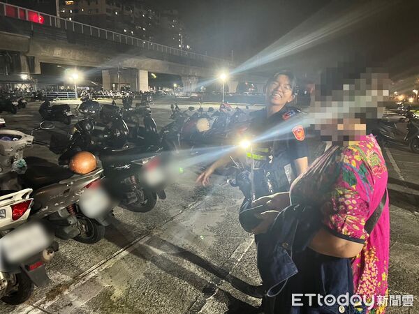 ▲屏東警分局員幫簡婦找到機車。(圖/記者陳崑福翻攝)