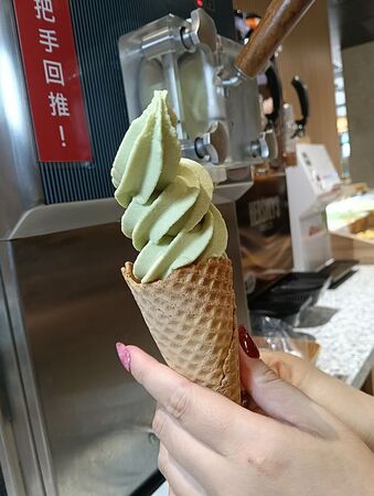 ▲▼桃園中壢美食「売鍋-中壢龍岡店」,商業午餐不用400元還有自助吧吃到飽,數種湯底令人驚艷。(圖/部落客芽月提供)
