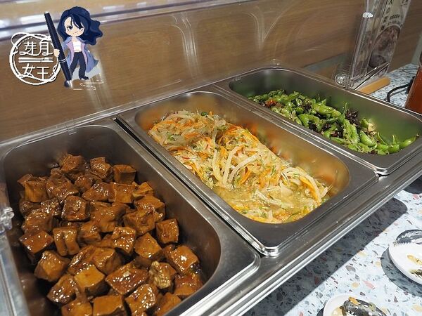 ▲▼桃園中壢美食「売鍋-中壢龍岡店」,商業午餐不用400元還有自助吧吃到飽,數種湯底令人驚艷。(圖/部落客芽月提供)