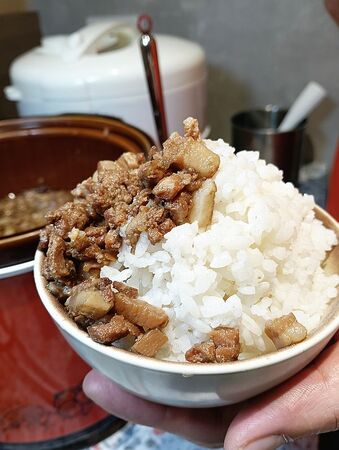 ▲▼桃園中壢美食「売鍋-中壢龍岡店」,商業午餐不用400元還有自助吧吃到飽,數種湯底令人驚艷。(圖/部落客芽月提供)