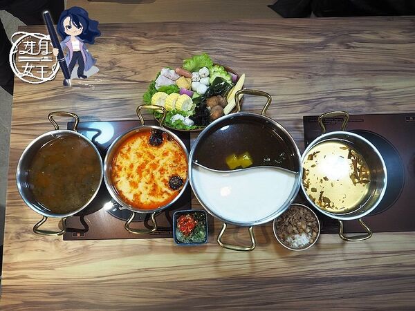 ▲▼桃園中壢美食「売鍋-中壢龍岡店」,商業午餐不用400元還有自助吧吃到飽,數種湯底令人驚艷。(圖/部落客芽月提供)