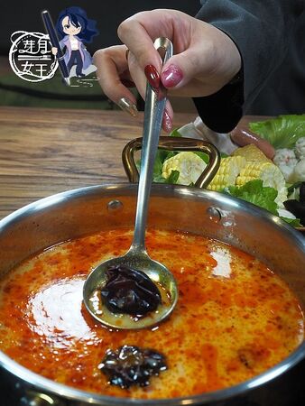 ▲▼桃園中壢美食「売鍋-中壢龍岡店」,商業午餐不用400元還有自助吧吃到飽,數種湯底令人驚艷。(圖/部落客芽月提供)