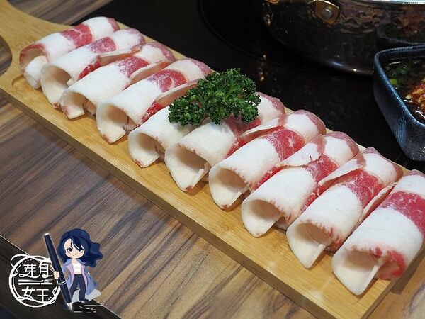 ▲▼桃園中壢美食「売鍋-中壢龍岡店」,商業午餐不用400元還有自助吧吃到飽,數種湯底令人驚艷。(圖/部落客芽月提供)