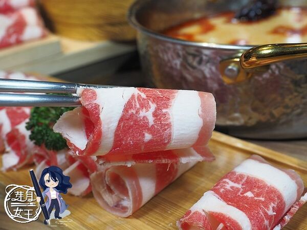 ▲▼桃園中壢美食「売鍋-中壢龍岡店」,商業午餐不用400元還有自助吧吃到飽,數種湯底令人驚艷。(圖/部落客芽月提供)