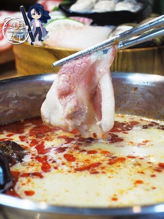 ▲▼桃園中壢美食「売鍋-中壢龍岡店」,商業午餐不用400元還有自助吧吃到飽,數種湯底令人驚艷。(圖/部落客芽月提供)