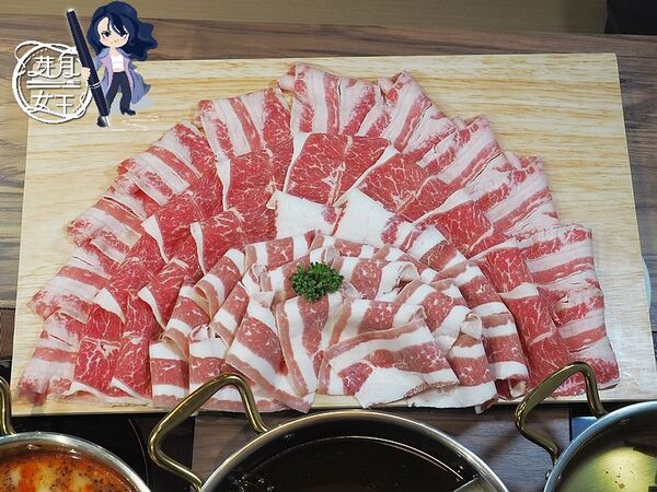 ▲▼桃園中壢美食「売鍋-中壢龍岡店」,商業午餐不用400元還有自助吧吃到飽,數種湯底令人驚艷。(圖/部落客芽月提供)