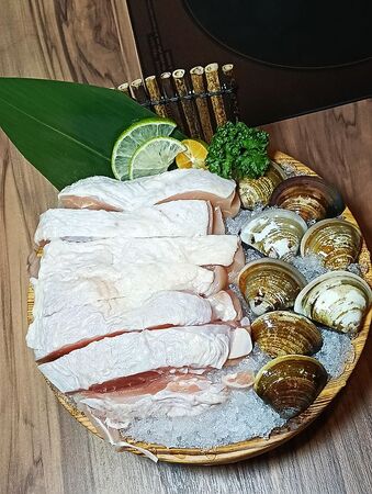 ▲▼桃園中壢美食「売鍋-中壢龍岡店」,商業午餐不用400元還有自助吧吃到飽,數種湯底令人驚艷。(圖/部落客芽月提供)