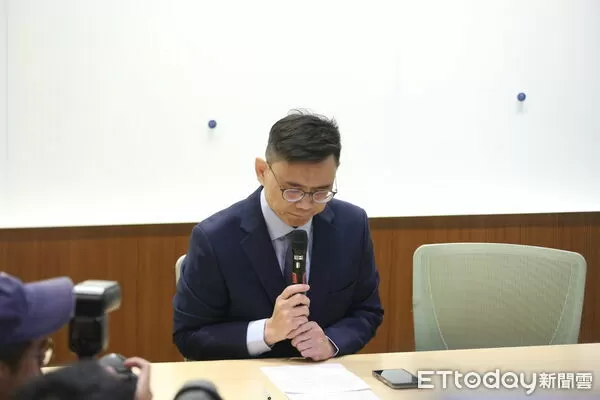 ▲兒遭控校園霸凌,立委賴瑞隆召開記者會道歉。(圖/記者林敬旻攝)