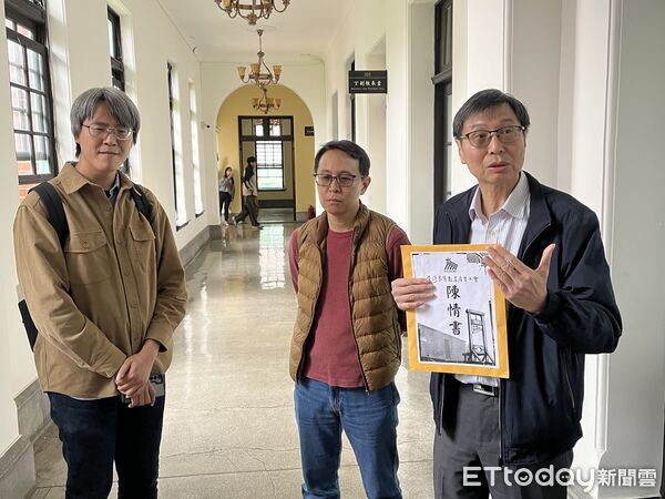 ▲▼台大爆職場霸凌與違法解雇,高教工會與學生遞交陳情書,學生會長陳柏承也到場聲援。(圖/記者許敏溶攝)