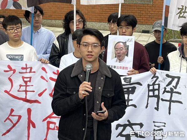 ▲▼台大爆職場霸凌與違法解雇,高教工會與學生遞交陳情書,學生會長陳柏承也到場聲援。(圖/記者許敏溶攝)