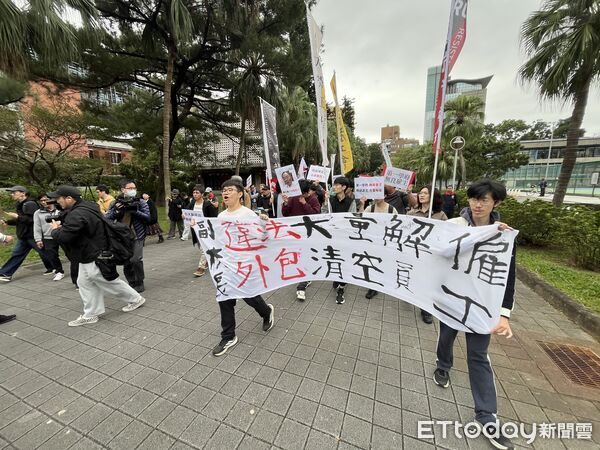 ▲▼台大爆職場霸凌與違法解雇,高教工會與學生遞交陳情書,學生會長陳柏承也到場聲援。(圖/記者許敏溶攝)