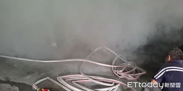 ▲台南東區大鵬八村大樓地下室冒煙,警消到場布水線全力排煙搶救滅火中。(民眾提供,下同)