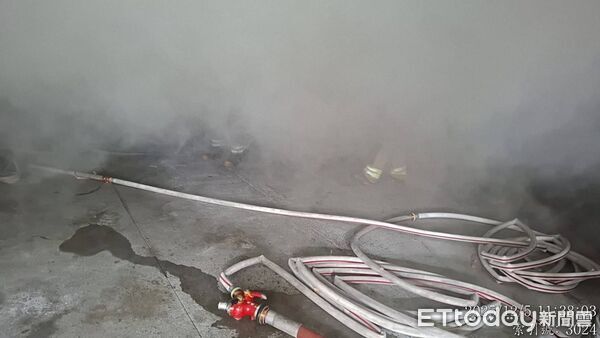 ▲台南東區大鵬八村大樓地下室冒煙,警消到場布水線全力排煙搶救滅火中。(民眾提供,下同)