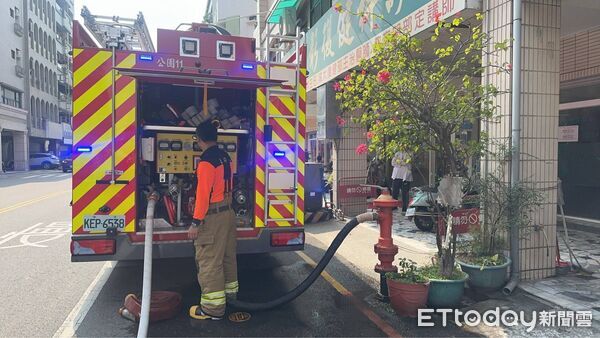 ▲台南東區大鵬八村大樓地下室冒煙,警消到場布水線全力排煙搶救滅火中。(民眾提供,下同)