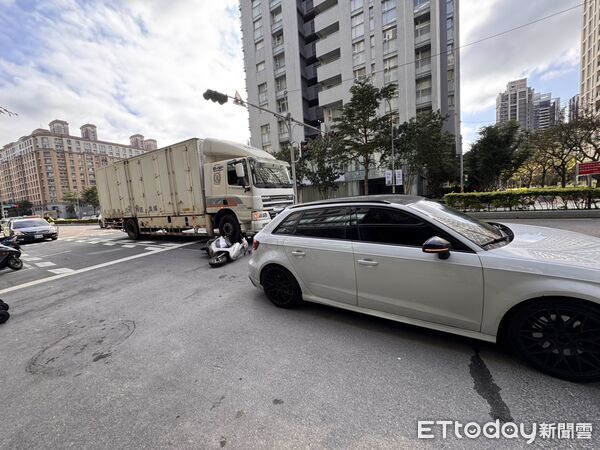 ▲鍾女跨越車道遭大貨車從後方撞上,並遭輾在車底,送醫後仍宣告不治。(圖/記者陸運陞翻攝)