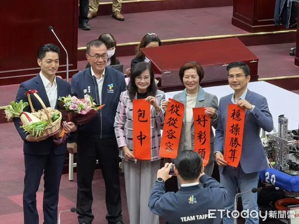 ▲▼藍議員送台北市長蔣萬安、副市長李四川好彩頭、包中禮物。(圖/記者陳家祥攝)