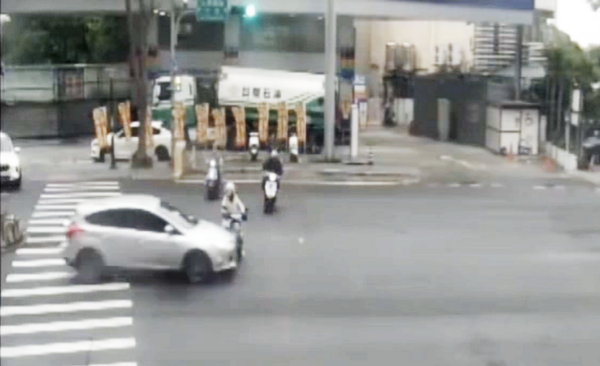 ▲桃園市黃姓女子3日上午駕車行經大興西路、蓮埔街口處時闖紅燈撞上直行機車瞬間。(圖/桃園警方提供)