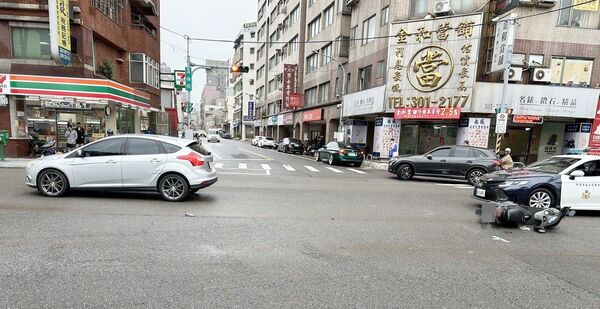 ▲桃園市黃姓女子3日上午駕車行經大興西路、蓮埔街口處時闖紅燈撞上直行機車,警方到場處理。(圖/桃園警方提供)