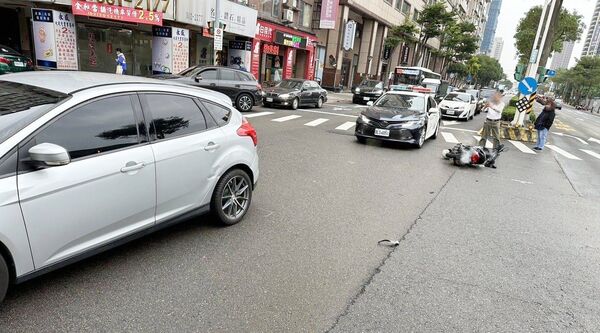 ▲桃園市黃姓女子3日駕車行經大興西路、蓮埔街口處時闖紅燈撞上女騎士,員警到場處理。(圖/桃園警方提供)