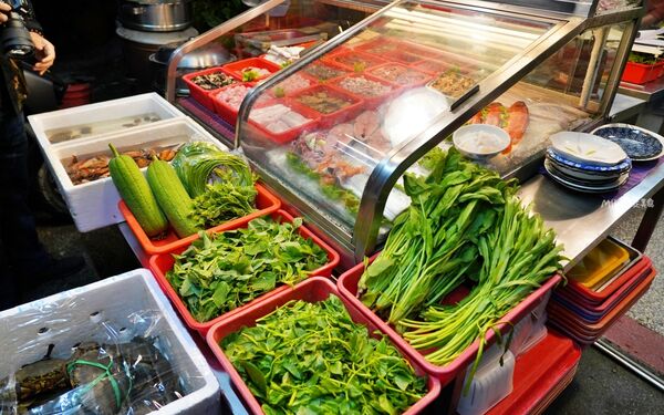 ▲▼花蓮必吃超人氣海產「福源海鮮」,當季新鮮海產這裡都吃得到。(圖/部落客Mika提供)