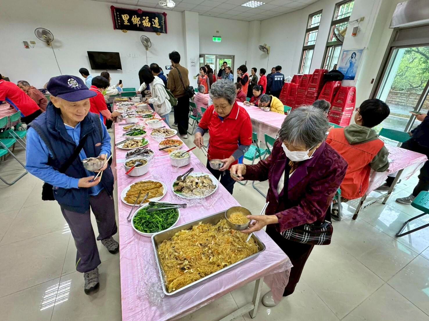 ▲萬里崁脚里關懷據點揭牌啟用。(圖/新北市萬里區公所提供)