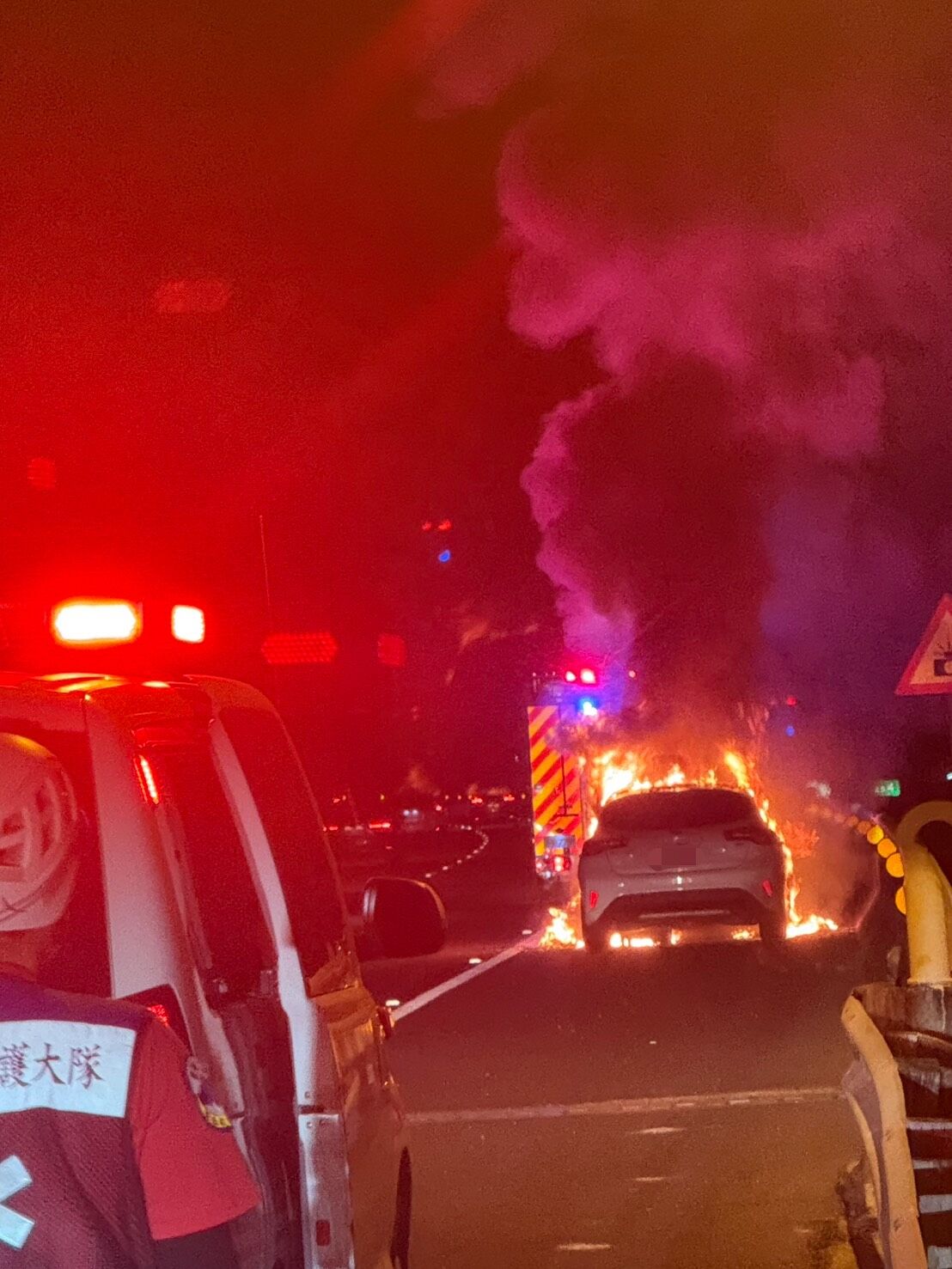 ▲國道10號東向25.4公里里港路段火燒車。(圖/第五公路警察大隊提供)
