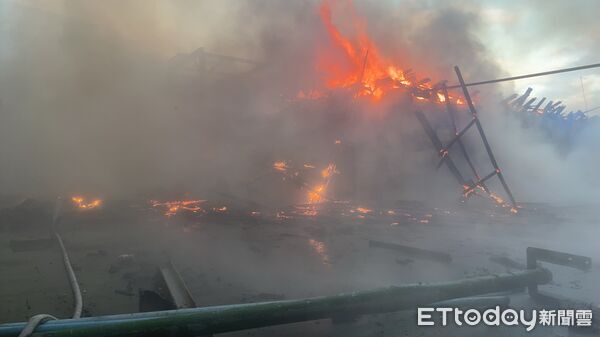 ▲苗栗縣頭份市紡安公司廠房下午失火,熊熊大火夾雜濃煙沖天,數公里外都能看到黑煙,所幸目前未傳出人員傷亡。(圖/記者楊永盛翻攝)