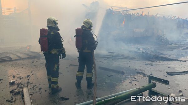 ▲苗栗縣頭份市紡安公司廠房下午失火,熊熊大火夾雜濃煙沖天,數公里外都能看到黑煙,所幸目前未傳出人員傷亡。(圖/記者楊永盛翻攝)