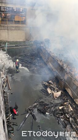 ▲苗栗縣頭份市紡安公司廠房下午失火,熊熊大火夾雜濃煙沖天,數公里外都能看到黑煙,所幸目前未傳出人員傷亡。(圖/記者楊永盛翻攝)