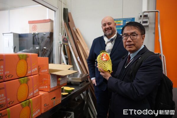 ▲黃偉哲市長親赴法國 Rungis 批發市場,與當地鮮果貿易商洽談台南水果外銷合作。(記者林東良翻攝,下同)