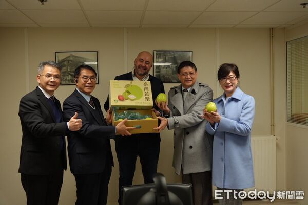 ▲黃偉哲市長親赴法國 Rungis 批發市場,與當地鮮果貿易商洽談台南水果外銷合作。(記者林東良翻攝,下同)