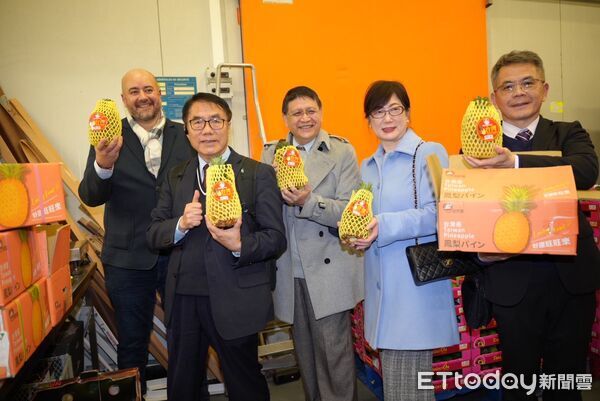 ▲黃偉哲市長親赴法國 Rungis 批發市場,與當地鮮果貿易商洽談台南水果外銷合作。(記者林東良翻攝,下同)