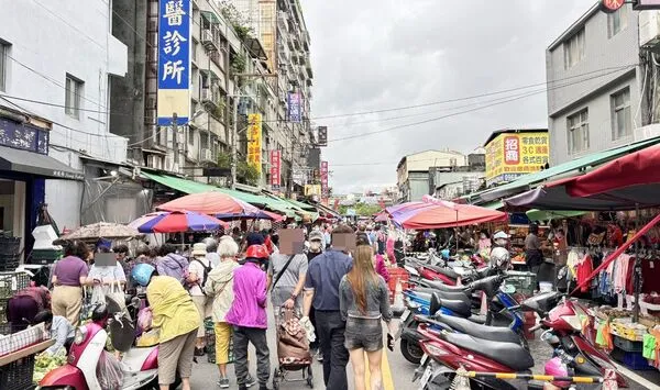 ▲桃園市府為整頓攤商亂象今天啟動標線調整,圖為為整頓前攤商佔地營業亂象。(圖/市府經發局提供)