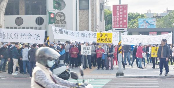 ▲桃園市南門市場上百攤商今天到場陳情,提出就地合法訴求,桃園警方在旁維持秩序。(圖/桃園警方提供)