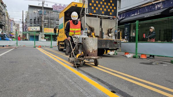 ▲桃園市府在南門市場大火後為整頓攤商亂象今天啟動標線調整,交通局籲請攤商與民眾配合。(圖/桃園市經發局提供)