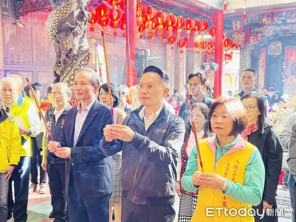 ▲桃園市八德三元宮今天舉辦市定古蹟八德三元宮繪畫比賽暨馬年春聯發表活動,副市長蘇俊賓與身兼主委的市議員呂林小鳳捻香祈福。(圖/記者沈繼昌翻攝)