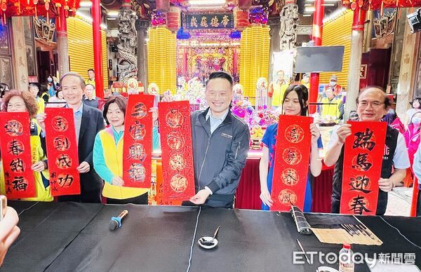 ▲桃園市八德三元宮今天舉辦市定古蹟八德三元宮繪畫比賽暨馬年春聯發表活動,副市長蘇俊賓等人展示手寫春聯創意。(圖/記者沈繼昌翻攝)