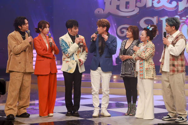 ▲王彩樺擁抱參賽小朋友。(圖/民視提供)