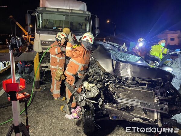 ▲▼國道3號晚間嚴重車禍。(圖/記者楊永盛翻攝)