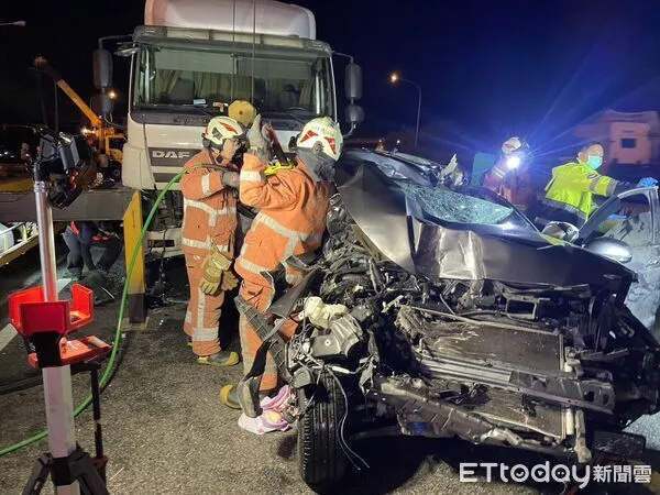 ▲▼國道3號晚間嚴重車禍。(圖/記者楊永盛翻攝)