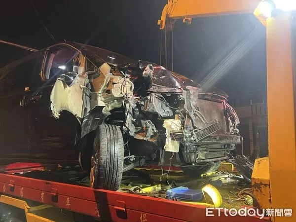 ▲▼租賃廂型車撞擊路旁執行交管警員現場慘狀。(圖/記者游芳男翻攝,下同)