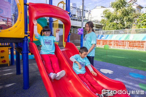 ▲魚池鄉日月村親子公園3日啟用,長輩與孩童開心遊憩。(圖/南投縣政府提供)